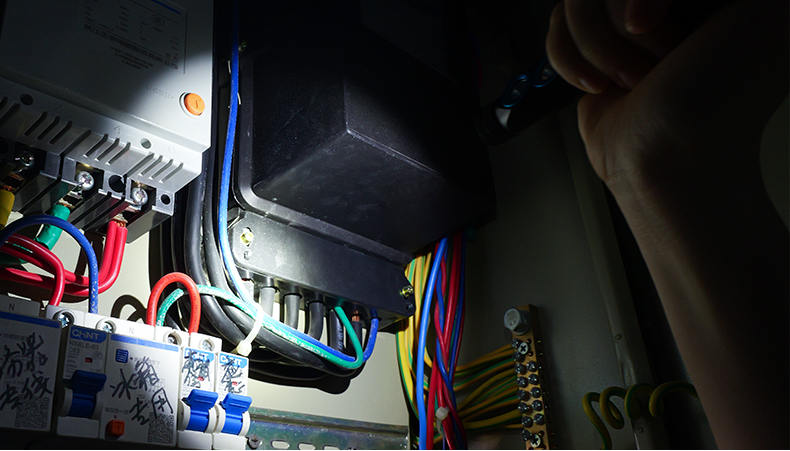 1729826729998514.jpg 手電筒廠家