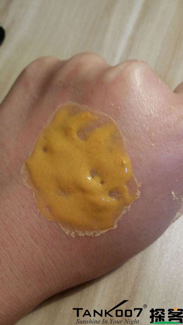 客戶買了紫光手電驗(yàn)熒光劑，先拿面膜大姨媽巾開刀 
