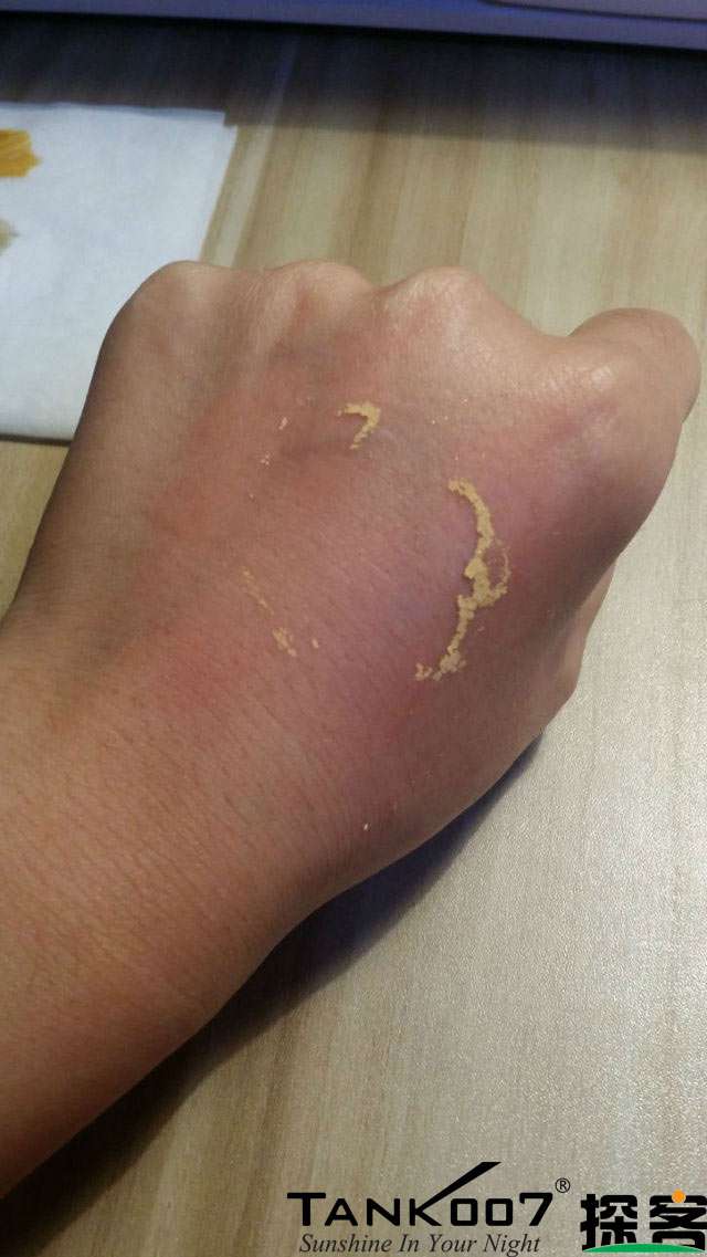 客戶買了紫光手電驗(yàn)熒光劑，先拿面膜大姨媽巾開刀 