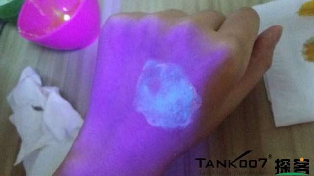 客戶買了紫光手電驗(yàn)熒光劑，先拿面膜大姨媽巾開刀 