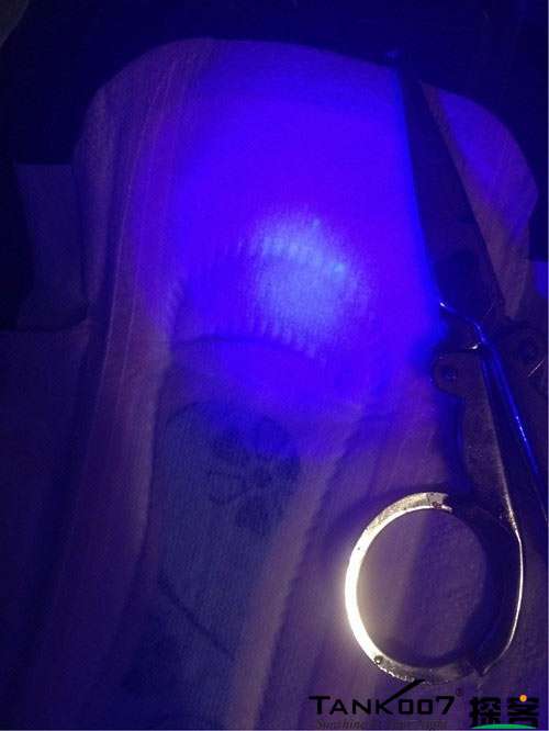 客戶買了紫光手電驗(yàn)熒光劑，先拿面膜大姨媽巾開刀 