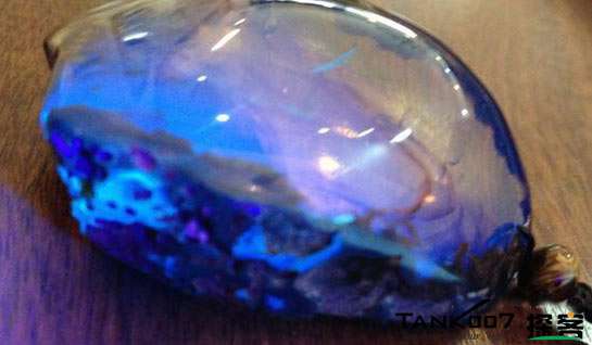 網(wǎng)上用紫光手電鑒定琥珀的帖子這么多，哪個是真假？