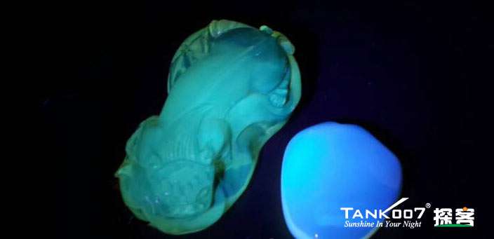 網(wǎng)上用紫光手電鑒定琥珀的帖子這么多，哪個是真假？