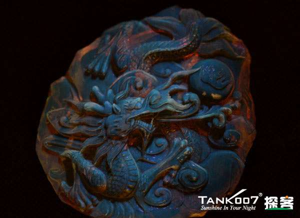 網(wǎng)上用紫光手電鑒定琥珀的帖子這么多，哪個是真假？