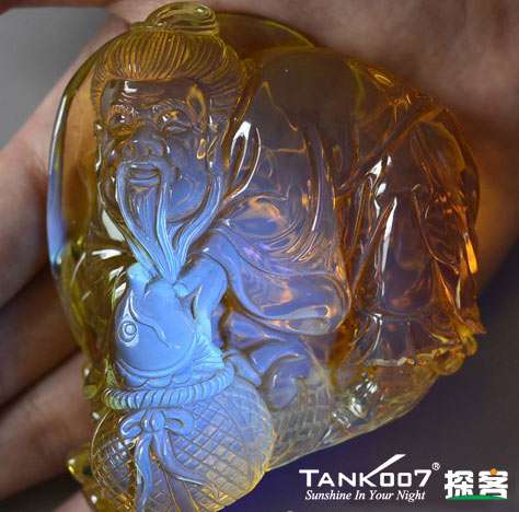 網(wǎng)上用紫光手電鑒定琥珀的帖子這么多，哪個是真假？