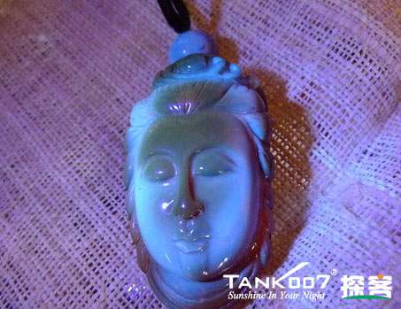 網(wǎng)上用紫光手電鑒定琥珀的帖子這么多，哪個是真假？