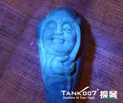 網(wǎng)上用紫光手電鑒定琥珀的帖子這么多，哪個是真假？