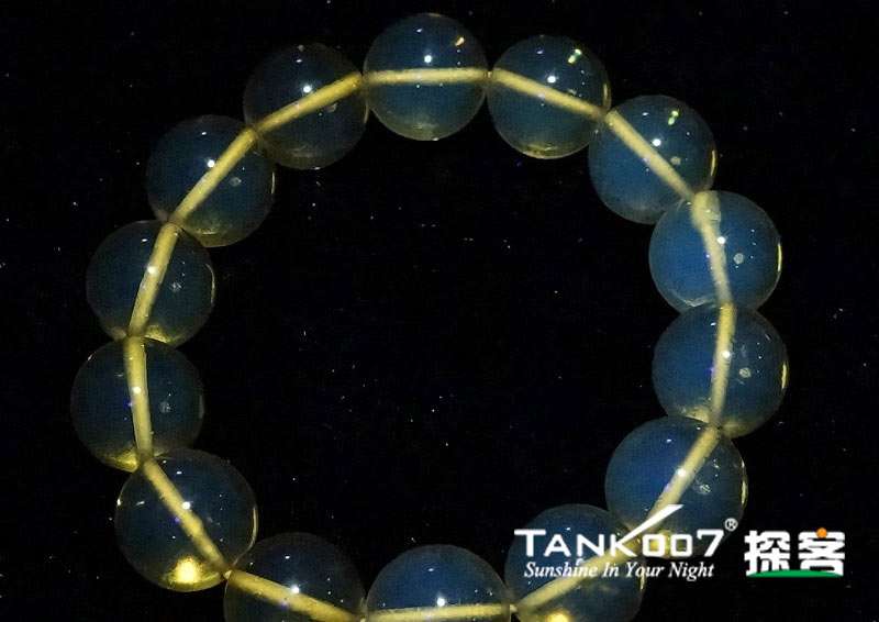 網(wǎng)上用紫光手電鑒定琥珀的帖子這么多，哪個是真假？