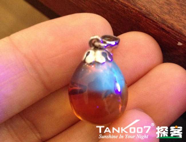 網(wǎng)上用紫光手電鑒定琥珀的帖子這么多，哪個是真假？