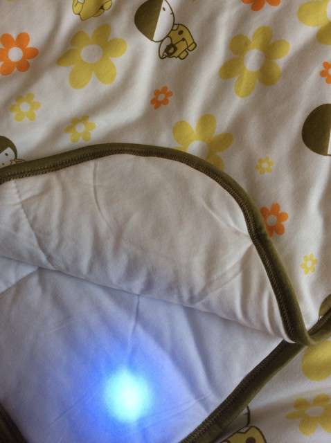  寶媽買了紫光手電，衣服上好多熒光劑，看的心慌害怕