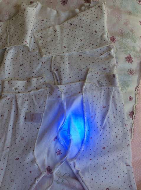  寶媽買了紫光手電，衣服上好多熒光劑，看的心慌害怕