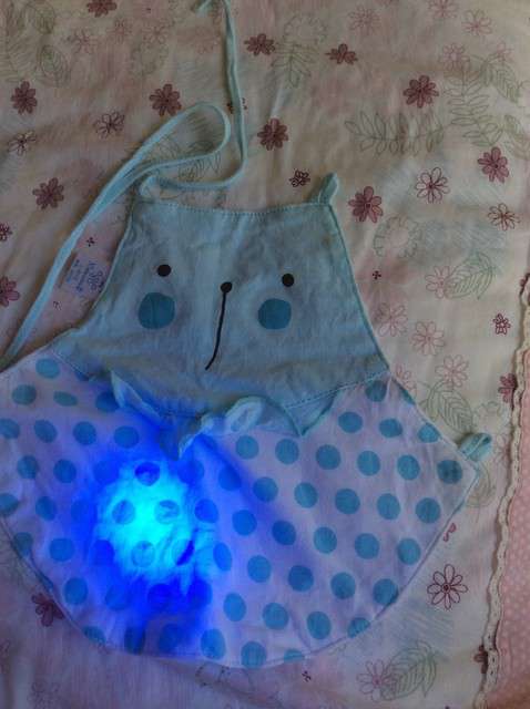  寶媽買了紫光手電，衣服上好多熒光劑，看的心慌害怕