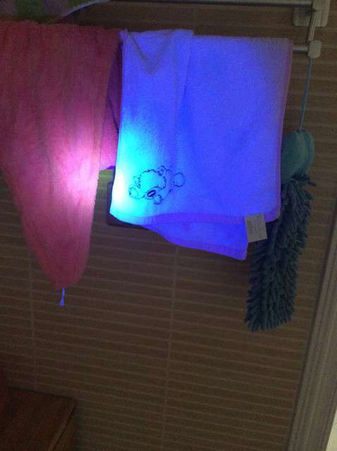  寶媽買了紫光手電，衣服上好多熒光劑，看的心慌害怕